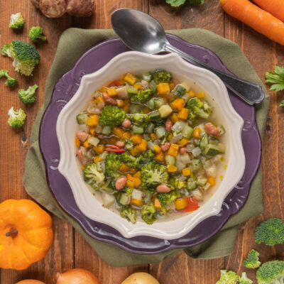 Il minestrone è un primo piatto caldo e coloratissimo, a base di zucca, topinambur, pomodori, fagioli, broccoli, zucchine, carote e tante altre verdure!
