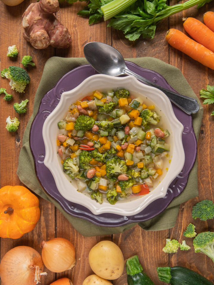 Il minestrone è un primo piatto caldo e coloratissimo, a base di zucca, topinambur, pomodori, fagioli, broccoli, zucchine, carote e tante altre verdure!