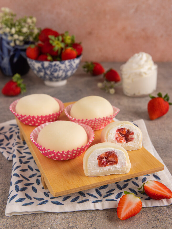 Piccoli dolcetti tipici della cultura giapponese, con un involucro a base di riso glutinoso che racchiude un cuore di fragole