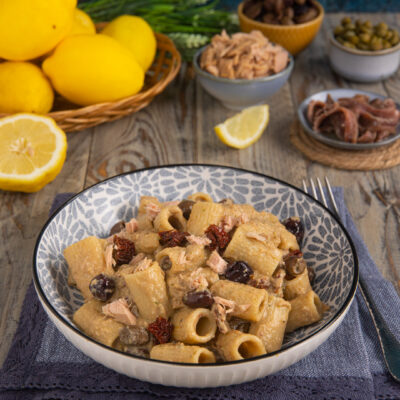La pasta al tonno cremosa è un primo piatto semolice da preparare, con tonno, acciughe, capperi e profumata al timo e limone