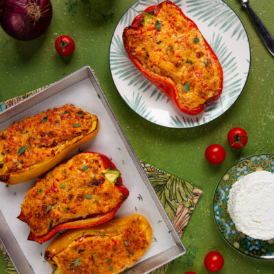 I peperoni ripieni vegetariani sono un secondo piatto leggero e saporito, in cui questi ortaggi vengono farciti con mollica di pane, ricotta e aromi e gratinati al forno fino a risultare croccanti e dorati in superficie