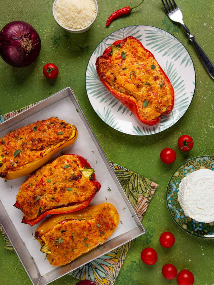 I peperoni ripieni vegetariani sono un secondo piatto leggero e saporito, in cui questi ortaggi vengono farciti con mollica di pane, ricotta e aromi e gratinati al forno fino a risultare croccanti e dorati in superficie