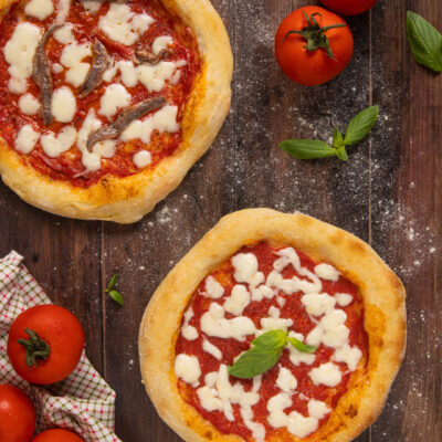La pizza napoletana è lo street food italiano più famoso al mondo. Per prepararla bastano farina, acqua, lievito, pomodoro, mozzarella di bufala e basilico