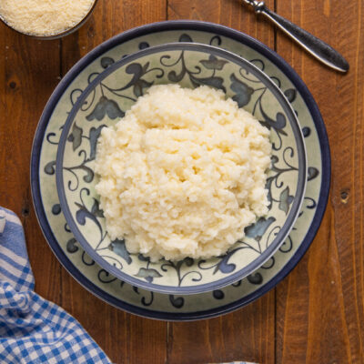Riso, olio o burro e formaggio grattugiato: un primo piatto semplice ma delizioso con la sua consistenza cremosa e avvolgente