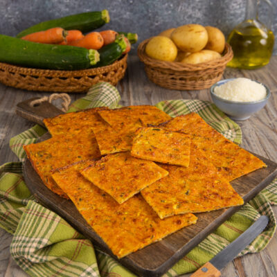 La schiacciata di verdure è una ricetta originale per servire le verdure, trasformandole in una torta salata sottilissima, dorata e croccante
