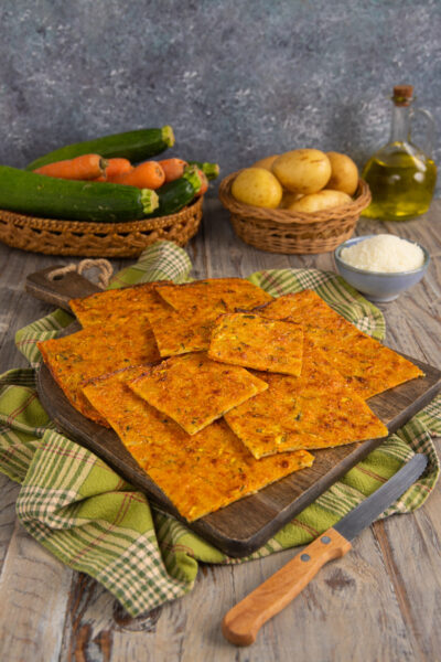 La schiacciata di verdure è una ricetta originale per servire le verdure, trasformandole in una torta salata sottilissima, dorata e croccante