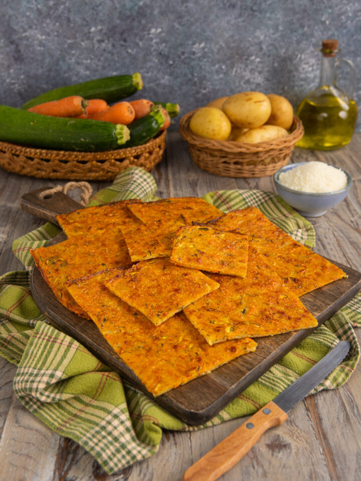 La schiacciata di verdure è una ricetta originale per servire le verdure, trasformandole in una torta salata sottilissima, dorata e croccante
