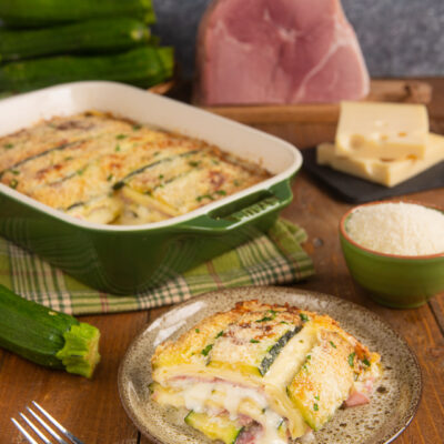 Zucchine, prosciutto, formaggio, una costruzione a strati e una bella gratinatura in forno: lo sformato di zucchine è un piatto unico ricco di gusto che rappresenta un modo originale di utilizzare le verdure in cucina!