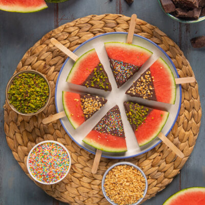Anguria fresca, cioccolato fuso, zuccherini colorati e granella di frutta secca, uno stecchino da gelato e e la merenda per l'estate è servita!
