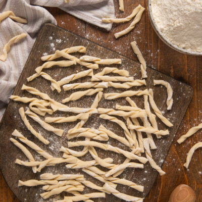 Un tipo di pasta fresca a base di acqua e farina, che si ottiene arrotolando su se stesse delle strisce di sfoglia e poi tagliandole a tocchetti