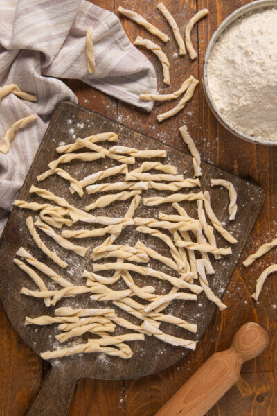 Un tipo di pasta fresca a base di acqua e farina, che si ottiene arrotolando su se stesse delle strisce di sfoglia e poi tagliandole a tocchetti