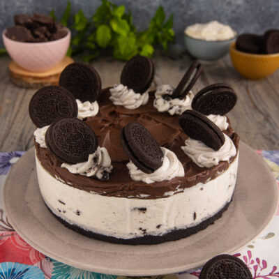 Una torta fresca che ricorda una cheesecake senza cottura, con crema di mascarpone, biscotti Oreo e ganache al cioccolato