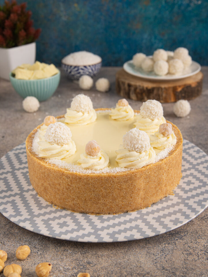 Un dolce fresco, con una base di biscotti e nocciole, una crema al mascarpone, tanto cocco e una ganache montata al cioccolato bianco
