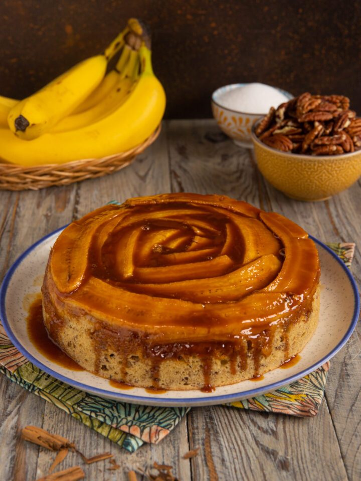 Un dolce dal gusto familiare e avvolgente, con un impasto di banane e noci pecan, una decorazione scenografica e caramellata in superficie