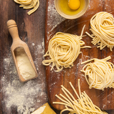 I troccoli sono un tipo di pasta fresca all'uova dal formato lungo, tipico della Puglia e tradizionalmente condito con sughi ricchi e ragù di carne