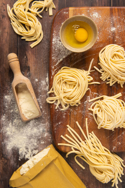 I troccoli sono un tipo di pasta fresca all'uova dal formato lungo, tipico della Puglia e tradizionalmente condito con sughi ricchi e ragù di carne