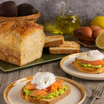Una fetta di pane in cassetta all'avena, con una farcitura di avocado, salmone e uovo poché: il risultato è una versione originale dell'avocado toast, un must per il brunch o per uno spuntino completo e salutare