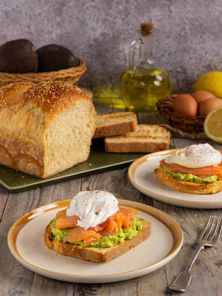 Una fetta di pane in cassetta all'avena, con una farcitura di avocado, salmone e uovo poché: il risultato è una versione originale dell'avocado toast, un must per il brunch o per uno spuntino completo e salutare