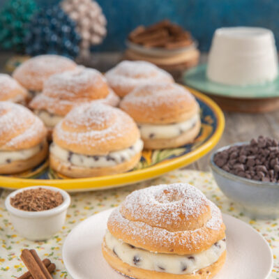 Dolcetti tipici della cucina siciliana, composti da biscotti profumati all'anice e cannella, tagliati a metà, inumiditi con vino moscato dolce e farciti con crema di ricotta e gocce di cioccolato