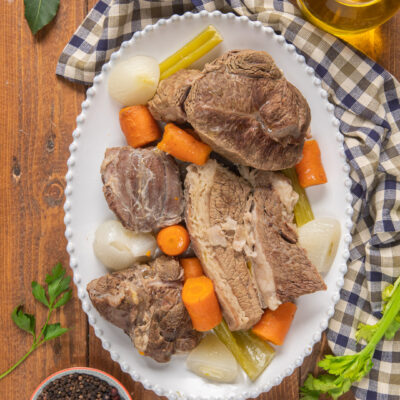 Il bollito misto è un secondo piatto tipico della tradizione piemontese, che si prepara con diversi tagli di carne cotti lentamente nel brodo e serviti accompagnati da salsa verde, mostarda o cren