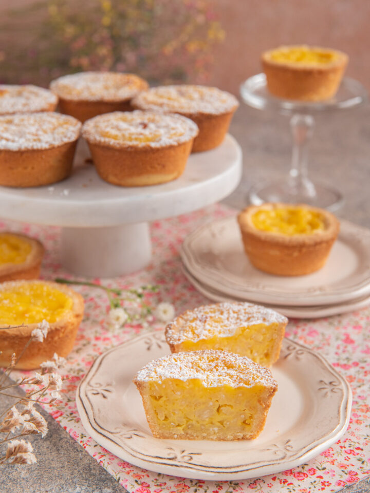 Piccoli gusci di pasta frolla profumata al limone, ripieni di riso cotto nel latte e crema pasticcera profumata al rum