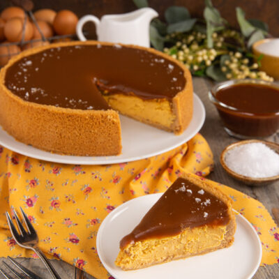 Dolce ma con una punta sapida che rende il gusto più interessante: la cheesecake al caramello salato si prepara con la classica base di biscotti, una crema al formaggio spalmabile e una copertura originale!