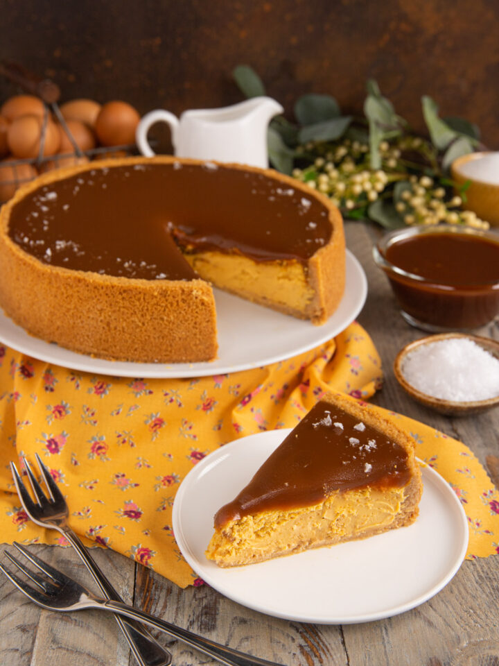Dolce ma con una punta sapida che rende il gusto più interessante: la cheesecake al caramello salato si prepara con la classica base di biscotti, una crema al formaggio spalmabile e una copertura originale!