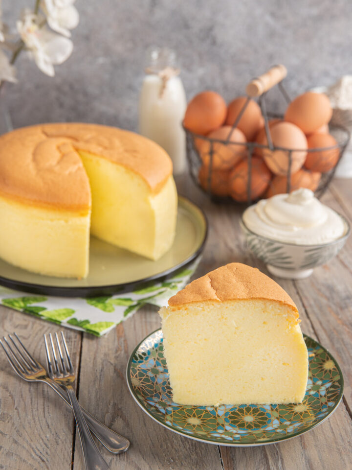 La cotton cake è un dolce candido e soffice come una nuvola, profumato al limone e vaniglia e preparato con panna, uova, zucchero e formaggio spalmabile