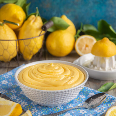 La crema pasticcera al limone è una variante più fresca e agrumata della classica crema pasticcera, ideale da utilizzare per farcire torte, crostate e bignè