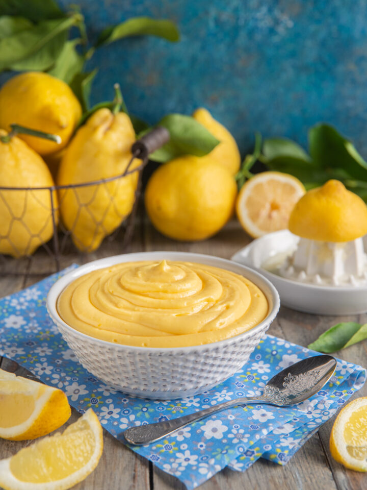 La crema pasticcera al limone è una variante più fresca e agrumata della classica crema pasticcera, ideale da utilizzare per farcire torte, crostate e bignè