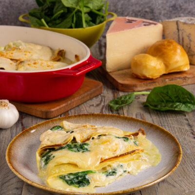 Le crespelle ai quattro formaggi e spinaci non sono altro che semplici crepes farcite con fontina, provola, gorgonzola e taleggio, con in più l'aggiunta della verdura e il tocco vellutato della besciamella