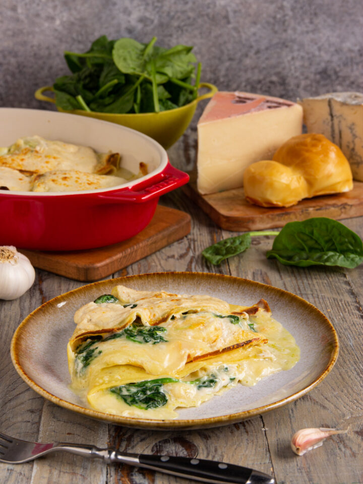 Le crespelle ai quattro formaggi e spinaci non sono altro che semplici crepes farcite con fontina, provola, gorgonzola e taleggio, con in più l'aggiunta della verdura e il tocco vellutato della besciamella