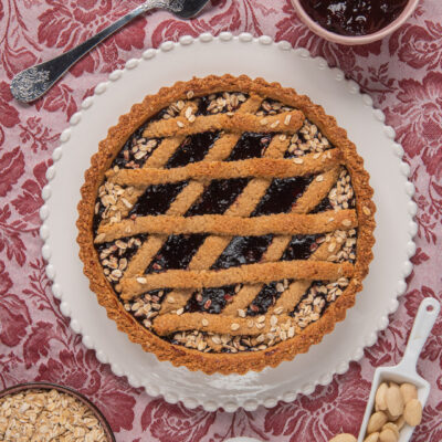 Una classica crostata farcita con frutti di bosco rossi, in cui però la pasta frolla è preparata con farina di mandorle e fiocchi d'avena