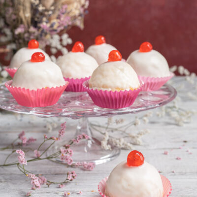 I dolci della sposa sono pasticcini di forma sferica tipici del Sud Italia, composti da un impasto lievitato ripieno di crema pasticcera e coperti di glassa all'acqua