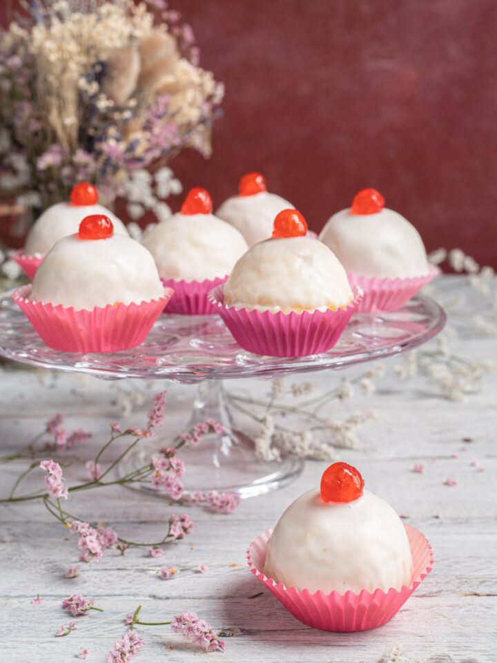 I dolci della sposa sono pasticcini di forma sferica tipici del Sud Italia, composti da un impasto lievitato ripieno di crema pasticcera e coperti di glassa all'acqua