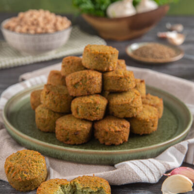 Polpettine di ceci speziate e fritte, tipiche della cucina mediorientale, che non hanno nulla da invidiare alle polpette di carne