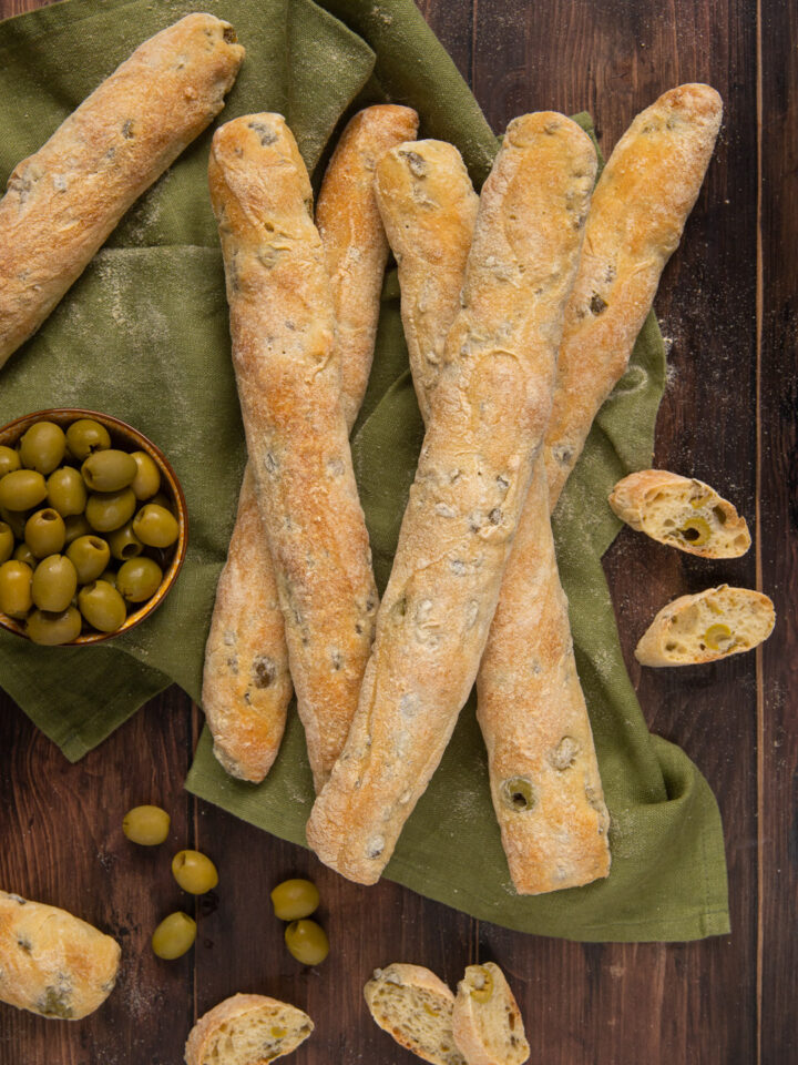 I filoncini alle olive sono un lievitato saporito ideale da presentare nel cestino del pane, in cui al gusto neutro dell'impasto vengono aggiunge le olive per una spinta di sapore in più