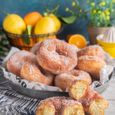 Ciambelline fritte tipiche di Carnevale e non solo, profumate agli agrumi e alla grappa, la cui paternità è contesa tra Toscana e Sardegna