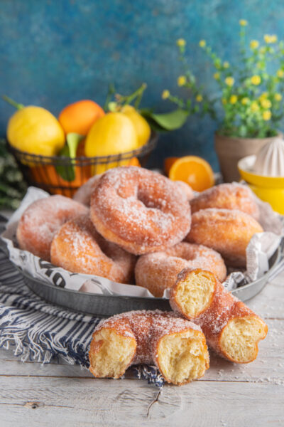 Ciambelline fritte tipiche di Carnevale e non solo, profumate agli agrumi e alla grappa, la cui paternità è contesa tra Toscana e Sardegna