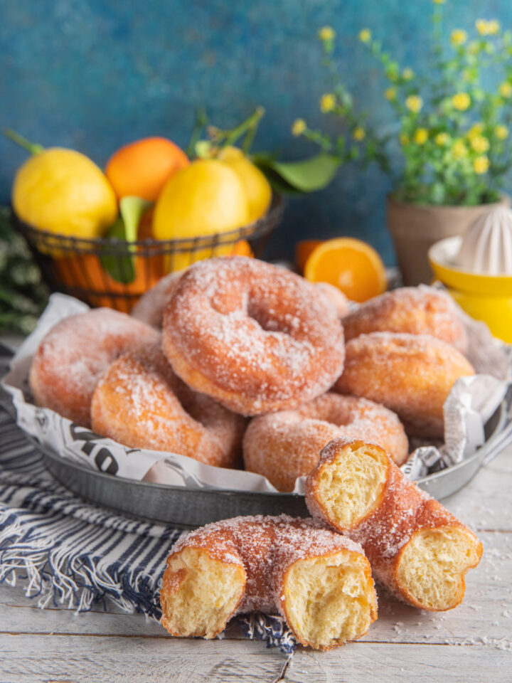 Ciambelline fritte tipiche di Carnevale e non solo, profumate agli agrumi e alla grappa, la cui paternità è contesa tra Toscana e Sardegna