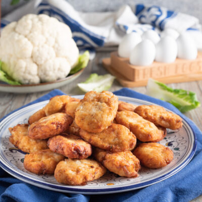 Cavolfiore lessato, amalgamato con gli ingredienti tipici delle polpette, poi impanato e fritto in olio bollente fino a trasformarsi in tante pepite dorate ideali come aperitivo o per un goloso secondo vegetariano
