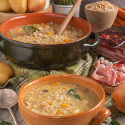 La gerstsuppe è una zuppa tipica del Trentino Alto Adige, a base di orzo e verdure, con l'aggiunta di burro e pancetta. Un piatto sostanzioso, ideale per le fredde serate montane!