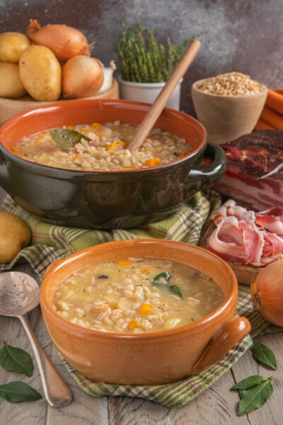 La gerstsuppe è una zuppa tipica del Trentino Alto Adige, a base di orzo e verdure, con l'aggiunta di burro e pancetta. Un piatto sostanzioso, ideale per le fredde serate montane!