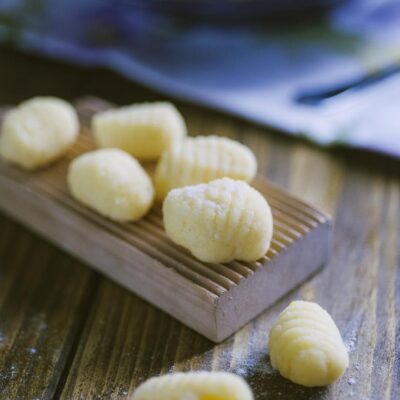 Gli gnocchi di semolino sono una valida alternativa ai classici gnocchi di patate: si preparano con semolino cotto nel latte e impastato con il tuorlo d'uovo
