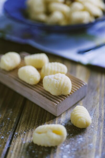 Gli gnocchi di semolino sono una valida alternativa ai classici gnocchi di patate: si preparano con semolino cotto nel latte e impastato con il tuorlo d'uovo