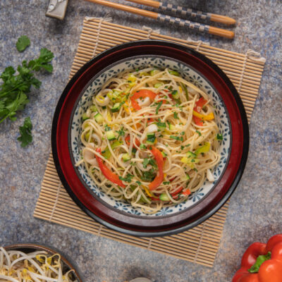 I noodles di mare sono un primo piatto di pasta fresca tipica orientale, condita con pesce, molluschi, verdure e insaporita con una pasta di peperoncino