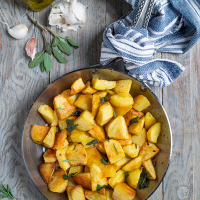 Solo patate, rosmarino e il calore della padella: il risultato è un contorno ideale da accompagnare in modo semplice piatti di carne o pesce