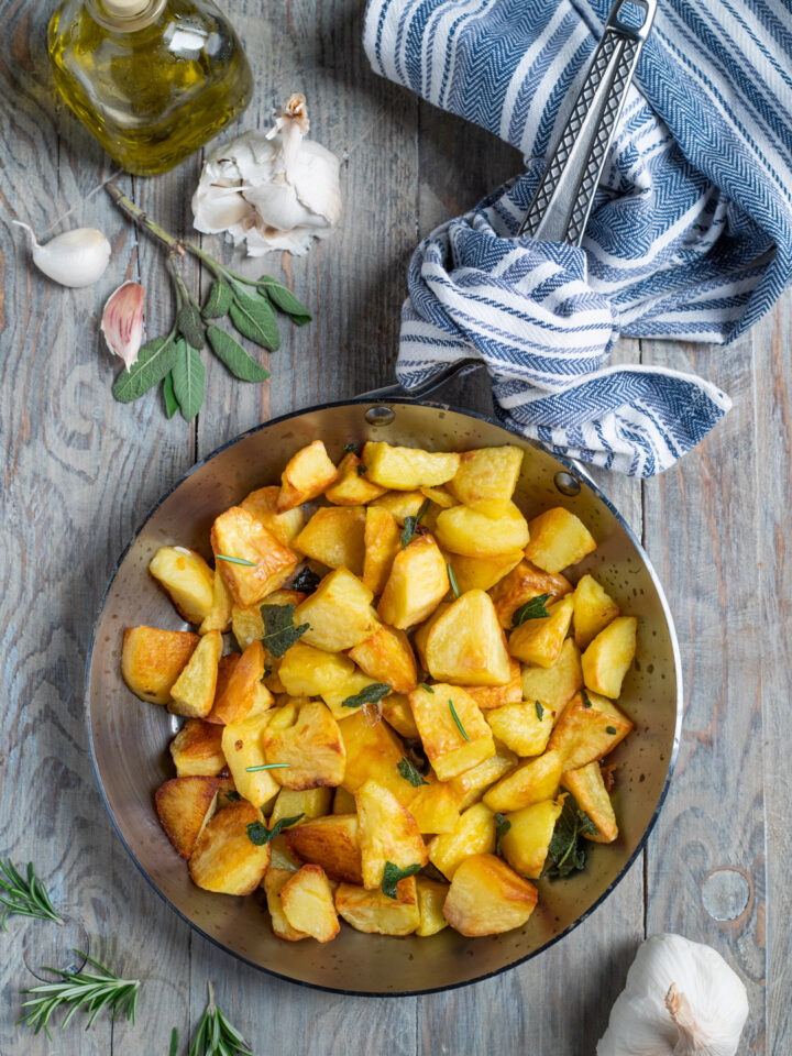 Solo patate, rosmarino e il calore della padella: il risultato è un contorno ideale da accompagnare in modo semplice piatti di carne o pesce