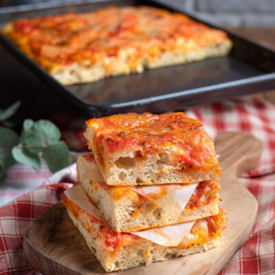 La pizza ad alta idratazione si prepara con un impasto molto diverso da quello della classica pizza napoletana, che lievita a lungo e dopo la cottura risulta alto e alveolato. Per le farciture c'è l'imbarazzo della scelta: in questo caso pomodoro e mozzarella come la più classica pizza margherita!