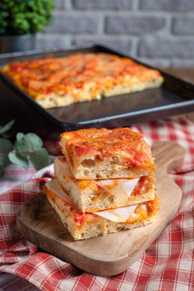 La pizza ad alta idratazione si prepara con un impasto molto diverso da quello della classica pizza napoletana, che lievita a lungo e dopo la cottura risulta alto e alveolato. Per le farciture c'è l'imbarazzo della scelta: in questo caso pomodoro e mozzarella come la più classica pizza margherita!
